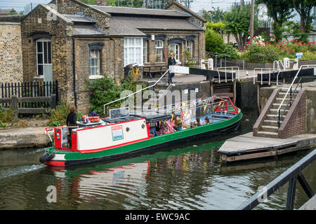 St Pancras Lock è un blocco sul Regent's Canal, nel London Borough of Camden Foto Stock