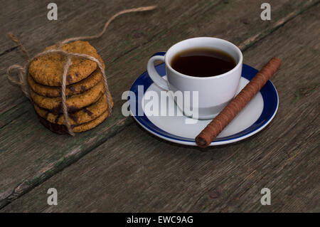 Il caffè e il collegamento di fiocchi d'avena cookie sulla destra Foto Stock