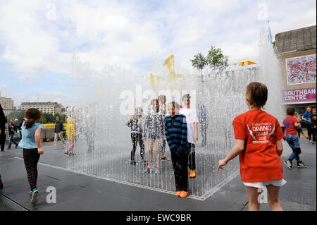 I bambini di saltare in e fuori di Jeppe Hein sta emergendo Camere Fontana | al Southbank Centre di Londra , Inghilterra , REGNO UNITO Foto Stock