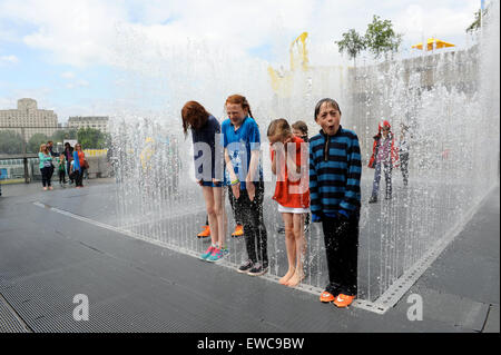 I bambini di saltare in e fuori di Jeppe Hein sta emergendo Camere Fontana | al Southbank Centre di Londra , Inghilterra , REGNO UNITO Foto Stock