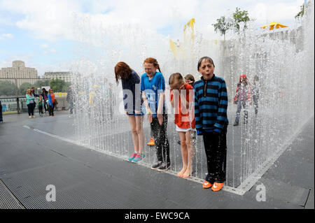 I bambini di saltare in e fuori di Jeppe Hein sta emergendo Camere Fontana | al Southbank Centre di Londra , Inghilterra , REGNO UNITO Foto Stock