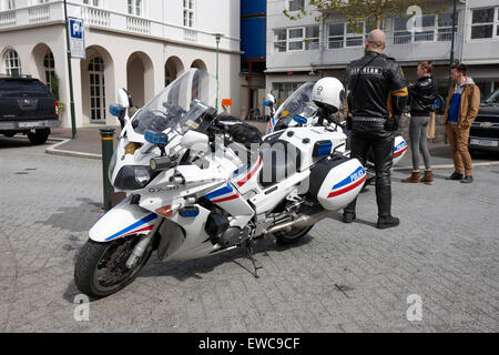 Logreglan polizia islandese yamaha fjr patrol bike con gli ufficiali su stop in Reykjavik Islanda Foto Stock