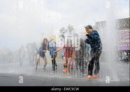 I bambini di saltare in e fuori di Jeppe Hein sta emergendo Camere Fontana | al Southbank Centre di Londra , Inghilterra , REGNO UNITO Foto Stock