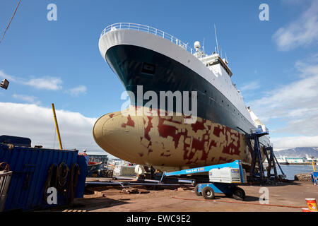 Riparazione delle navi nel bacino di carenaggio del porto di Reykjavik Islanda Foto Stock