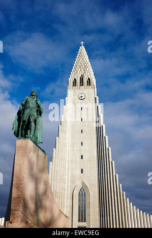 Statua di explorer lief eriksson nella parte anteriore della chiesa Hallgrimskirkja Reykjavik chiesa di Islanda Foto Stock