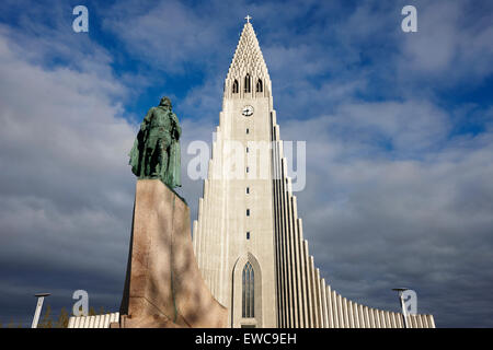 Statua di explorer lief eriksson nella parte anteriore della chiesa Hallgrimskirkja Reykjavik chiesa di Islanda Foto Stock