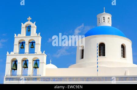 Blu cupola e il campanile della chiesa greca Panagia Platsani, Oia - Santorini, Grecia Foto Stock