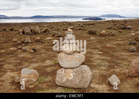 Problema tourist realizzato in pietra in cairns Thingvellir parco nazionale di Islanda Foto Stock