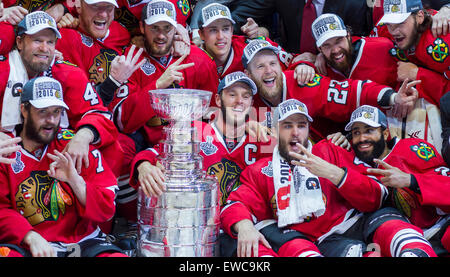 Chicago, IL, Stati Uniti d'America. Il 15 giugno, 2015. Chicago, Illinois, Stati Uniti - Blackhawk compagni di squadra posano con la Stanley Cup dopo la National Hockey League Coppa Stanley gioco finale tra la Chicago Blackhawks e il Tampa Bay Lightning presso la United Center di Chicago, IL. Mike Wulf/CSM/Alamy Live News Foto Stock