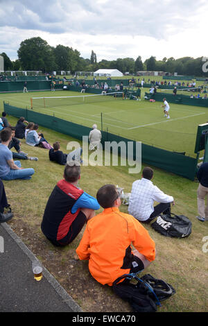 Il torneo di Wimbledon, Londra, Regno Unito. Il 22 giugno, 2015. Banca d'Inghilterra Sportivi Roehampton Londra Inghilterra il 22 giugno 2015. Spettatori godendo di Wimbledon qualifica. Le qualificazioni per i campionati ha iniziato oggi - una settimana prima dell'evento principale. non vi è un unico "vincitore" di qualifica, invece i giocatori che vincere tutte e tre le manche - 16 nel singolo maschile e 12 nell'Ladies' Singles - di progredire, lungo con quattro coppie in ciascuna delle donne e degli uomini doppio eventi. Credito: mainpicture/Alamy Live News Foto Stock