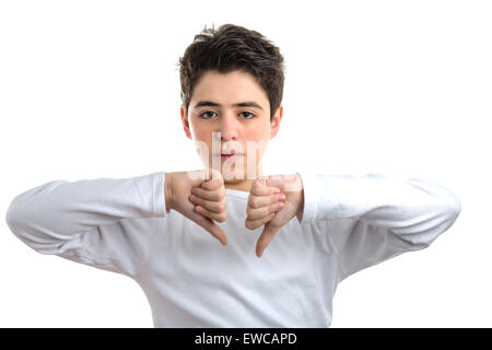 Privi di squame teen ispanica con acne pelle in un bianco maniche lunghe t-shirt rendendo antipatia per firmare con entrambe le mani Foto Stock