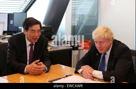 Londra, Gran Bretagna. Il 22 giugno, 2015. Guo Jinlong (L), un membro dell'ufficio politico del Partito Comunista della Cina (CPC) Comitato Centrale, che è anche segretario del partito comunista di Pechino comitato comunale, si incontra con il sindaco di Londra Boris Johnson a Londra, in Gran Bretagna, 22 giugno 2015. Guo, che avvolge la sua visita il lunedì, detto Cina e Gran Bretagna hanno raccolto risultati fruttuosi dalla loro recente elevato livello di scambi in settori dell'economia, del commercio, della finanza e della cultura e le due nazioni hanno mantenuto buoni dialoghi e il coordinamento degli affari internazionali. © Han Yan/Xinhua/Alamy Live News Foto Stock