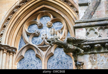 Gargoyle presso la cappella a Tyntesfield, un revival gotico vittoriano casa e tenuta vicino a Wraxall, North Somerset, Inghilterra Foto Stock