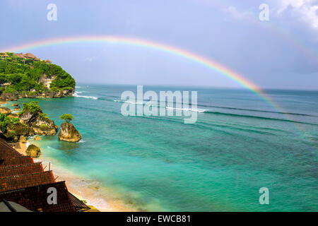 Rainbow oltre oceano,Bingin Beach, Bali, Indonesia. Foto Stock