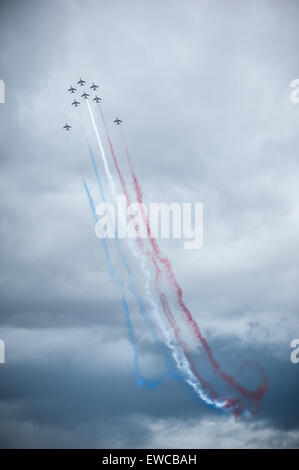 23 Giugno 2013 : francese Air Patrol prestazioni con un cielo nuvoloso in background a Le Bourget airshow, Francia Foto Stock