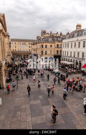 Vista della Città di Bath dal vescovo il balcone in Abbazia di Bath guardando verso la piazza e le terme romane. Foto Stock