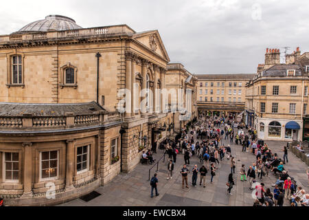 Vista dei Bagni Romani e la città di Bath dal vescovo il balcone in Abbazia di Bath vasca da bagno che si affaccia sulla piazza principale. Foto Stock