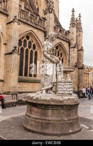 Statua di una donna con una brocca di acqua dalla fontana vicino a Abbazia di Bath nella vasca da bagno. Foto Stock