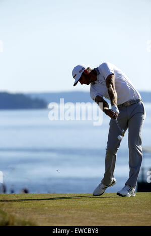 Posto all'università di Washington, Stati Uniti d'America. Il 21 giugno, 2015. Dustin Johnson (USA) Golf : Dustin Johnson degli Stati Uniti tees off sul dodicesimo foro durante il round finale di 115U.S. Open Championship presso le camere Bay Golf in posto all'Università di Washington, Stati Uniti . © Koji Aoki AFLO/sport/Alamy Live News Foto Stock