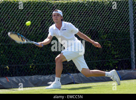 Il torneo di Wimbledon, Londra, Regno Unito. Il 22 giugno, 2015. Banca d'Inghilterra Sportivi Roehampton Londra Inghilterra il 22 giugno 2015. La figura mostra il giapponese xix seme Taro Daniel che ha perso la sua partita 6-2 4-6 6-1 per il colombiano Alejandro Falla.Le qualificazioni per i campionati ha iniziato oggi - una settimana prima dell'evento principale. non vi è un unico "vincitore" di qualifica, invece i giocatori che vincere tutte e tre le manche - 16 nel singolo maschile e 12 nell'Ladies' Singles - di progredire, lungo con quattro coppie in ciascuna delle donne e degli uomini doppio eventi. Credito: mainpicture/Alamy Live News Foto Stock