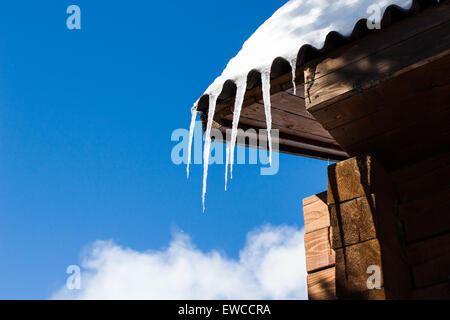 Bella ghiaccioli glint nel sole contro il cielo blu Foto Stock