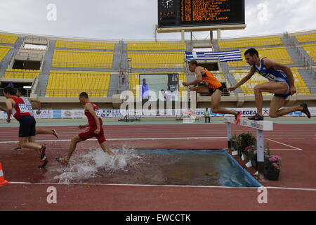 Heraklion, Grecia. Il 21 giugno, 2015. 3000 metri di siepi corridori saltare sopra l'acqua salta in 2015 l'Atletica Europea Campionati del team Primo Campionato. L'ultimo giorno del 2015 Europeo di Atletica Leggera Campionati del team Primo Campionato visto il restante 19 eventi con 1 atleta da ciascuno dei dodici paesi partecipanti di prendere posto nella Pankrition Stadium di Heraklion a Creta. © Michael Debets/Pacific Press/Alamy Live News Foto Stock