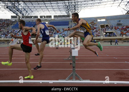 Heraklion, Grecia. Il 21 giugno, 2015. 3000 metri di siepi corridori salto oltre l'ostacolo al 2015 l'Atletica Europea Campionati del team Primo Campionato. L'ultimo giorno del 2015 Europeo di Atletica Leggera Campionati del team Primo Campionato visto il restante 19 eventi con 1 atleta da ciascuno dei dodici paesi partecipanti di prendere posto nella Pankrition Stadium di Heraklion a Creta. © Michael Debets/Pacific Press/Alamy Live News Foto Stock