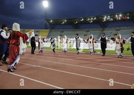 Heraklion, Grecia. Il 21 giugno, 2015. I Greci in costumi tradizionali danza prima la vittoria la cerimonia del 2015 Europeo di Atletica Leggera Campionati del Team prima lega. Il team della Repubblica ceca ha vinto il 2015 Europeo di Atletica Leggera Campionati del team Primo Campionato su Creta precedendo la Grecia e i Paesi Bassi. Tutti e tre i paesi sono stati promossi alla Super League. © Michael Debets/Pacific Press/Alamy Live News Foto Stock