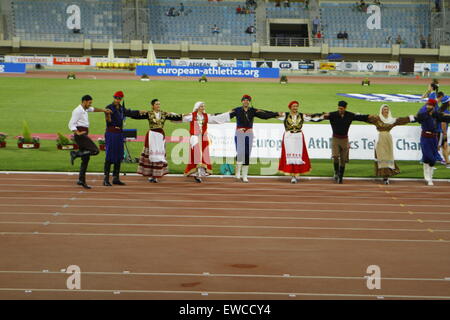 Heraklion, Grecia. Il 21 giugno, 2015. I Greci in costumi tradizionali danza prima la vittoria la cerimonia del 2015 Europeo di Atletica Leggera Campionati del Team prima lega. Il team della Repubblica ceca ha vinto il 2015 Europeo di Atletica Leggera Campionati del team Primo Campionato su Creta precedendo la Grecia e i Paesi Bassi. Tutti e tre i paesi sono stati promossi alla Super League. © Michael Debets/Pacific Press/Alamy Live News Foto Stock