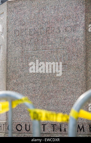 Il crimine di polizia tape circonda la base dei difensori del charleston monumento confederati dopo un vandalo verniciato a spruzzo nero vive la materia su base Giugno 22, 2015 a Charleston, Carolina del Sud. Charleston è la città dove la guerra civile ha iniziato e ha una storia conflittuale del bilanciamento di onorare i soldati che hanno combattuto sul lato sbagliato. Foto Stock