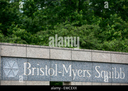 Un segno del logo al di fuori di una struttura occupata dalla Bristol Myers Squibb Company a Princeton, New Jersey. Foto Stock