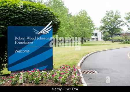 Un logo segno al di fuori della sede della Robert Wood Johnson Foundation a Princeton, New Jersey. Foto Stock