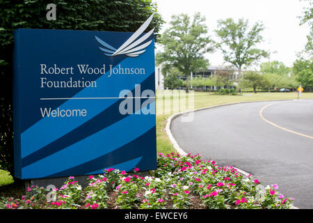 Un logo segno al di fuori della sede della Robert Wood Johnson Foundation a Princeton, New Jersey. Foto Stock