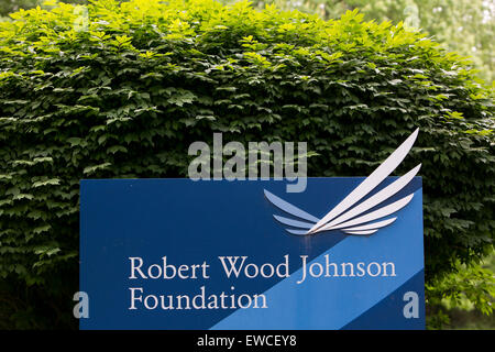 Un logo segno al di fuori della sede della Robert Wood Johnson Foundation a Princeton, New Jersey. Foto Stock