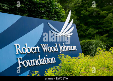 Un logo segno al di fuori della sede della Robert Wood Johnson Foundation a Princeton, New Jersey. Foto Stock