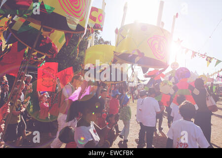 I bambini la sfilata del festival Womad di arte musica e danza Foto Stock