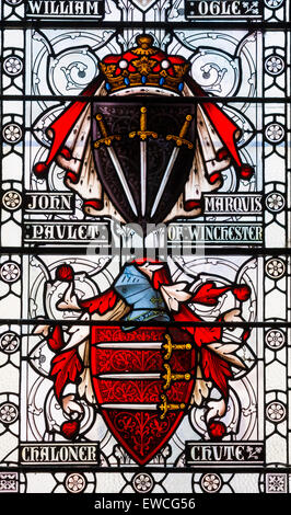 Vetrata con i nomi di Giovanni e Paulet Chaloner scivolo nella grande hall di Winchester, England, Regno Unito Foto Stock