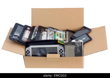 Industriali di scatola di cartone con il danneggiato elettronico i dispositivi personali. Il display rotto e casi di massa moderno productio Foto Stock