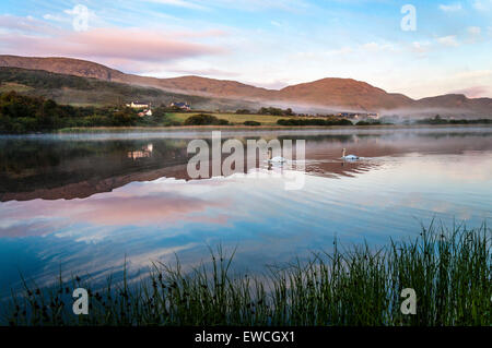 Ardara, County Donegal, Irlanda. Il 23 giugno, 2015. In Irlanda il meteo: nebbia sorge dal lago Shanaghan all'alba. Credito: Richard Wayman/Alamy Live News Foto Stock