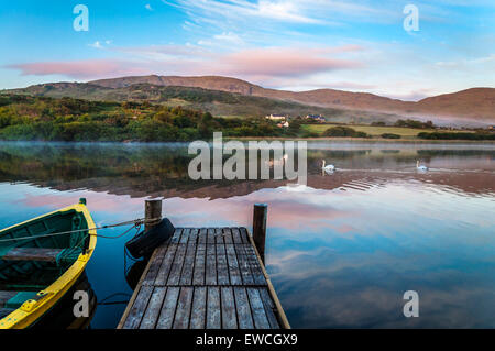 Ardara, County Donegal, Irlanda. Il 23 giugno, 2015. In Irlanda il meteo: nebbia sorge dal lago Shanaghan all'alba. Credito: Richard Wayman/Alamy Live News Foto Stock