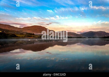 Ardara, County Donegal, Irlanda. Il 23 giugno, 2015. In Irlanda il meteo: nebbia sorge dal lago Shanaghan all'alba. Credito: Richard Wayman/Alamy Live News Foto Stock