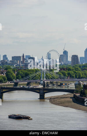 Guardando ad est dal Porto di Chelsea lungo il Tamigi verso la città con il London Eye e il quartiere finanziario a distanza Foto Stock