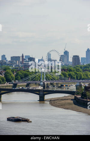 Guardando ad est dal Porto di Chelsea lungo il Tamigi verso la città con il London Eye e il quartiere finanziario a distanza Foto Stock