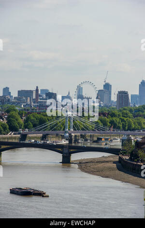 Guardando ad est dal Porto di Chelsea lungo il Tamigi verso la città con il London Eye e il quartiere finanziario a distanza Foto Stock