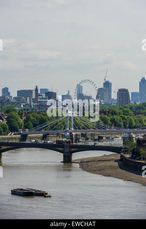 Guardando ad est dal Porto di Chelsea lungo il Tamigi verso la città con il London Eye e il quartiere finanziario a distanza Foto Stock