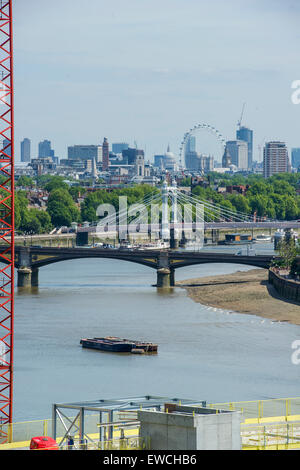 Gli sviluppatori di confine gru vista Tamigi verso la città con il London Eye e il quartiere finanziario a distanza Foto Stock