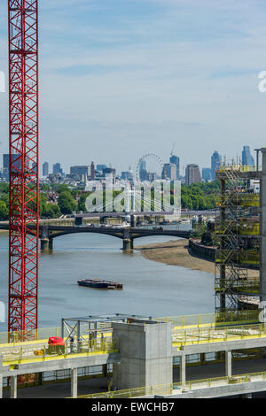 Gli sviluppatori di confine gru vista Tamigi verso la città con il London Eye e il quartiere finanziario a distanza Foto Stock