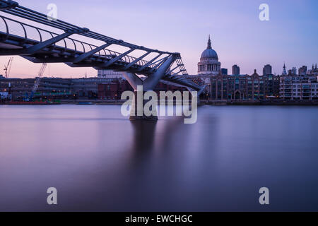 Guardando oltre il Tamigi da Millennium bridge a St Pauls Foto Stock