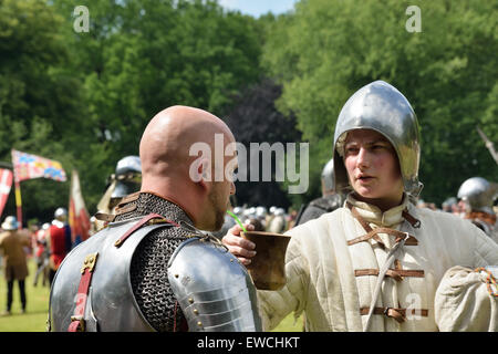 DEURNE, Belgio-Giugno 13, 2015: partecipante di ricostruzione della battaglia medievale di 1477 beve l'acqua durante la battaglia Foto Stock