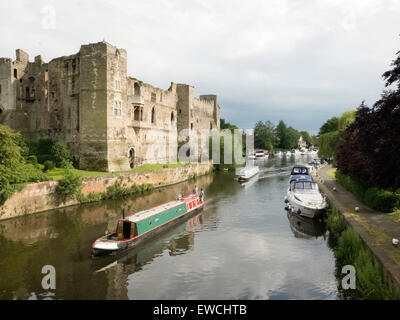 Newark Castle visto attraverso il Fiume Trento verso il centro della città Foto Stock